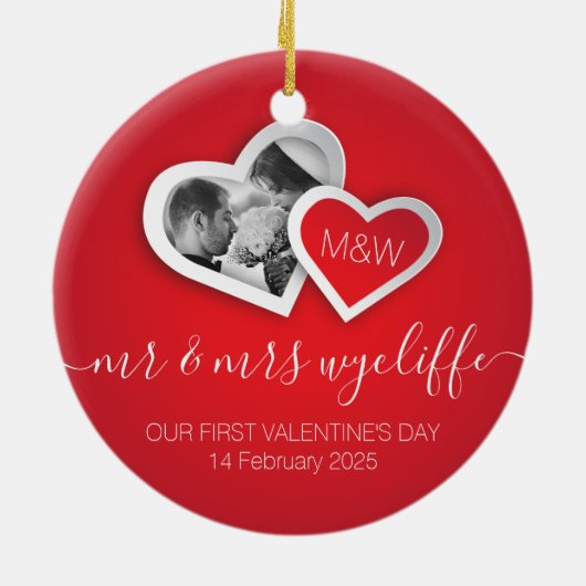 初のバレンタインデーをミスター&ミセスとハート写真 セラミックオーナメント (裏面)