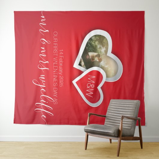 初のバレンタインデーをミスター&ミセスとハート写真 タペストリー (インサイチュ(横))