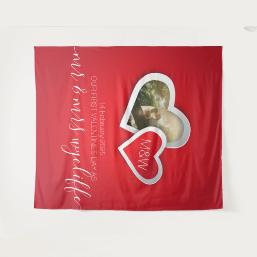 初のバレンタインデーをミスター&ミセスとハート写真 タペストリー (正面(横))