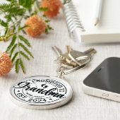 初めておばあちゃんのギフト – おばあちゃんに昇進2024 キーホルダー (側面)