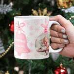 初めてのクリスマスおばあちゃんベルピンクのスノーフレーク写真 コーヒーマグカップ<br><div class="desc">初めてのクリスマスは冬のピンクの雪の模様を持つおばあちゃん最高のとして、おばあちゃん！クリスマス飾り形2フォトオーバーレイと鐘形。すべての色が編集可能。</div>