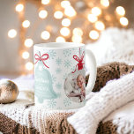 初めてのクリスマスおばあちゃんベルブルースノーフレーク写真 コーヒーマグカップ<br><div class="desc">初めてのクリスマスは冬の氷の青い雪のパターンを持つおばあちゃん最高のとして、おばあちゃん今まで！クリスマス飾り形2フォトオーバーレイと鐘形。すべての色が編集可能。</div>