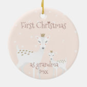 初めてのクリスマスおばあちゃん – かわいい鹿 セラミックオーナメント (裏面)