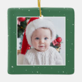 初めてのクリスマスかわいいベビーフォトグリーンホリデー セラミックオーナメント (正面)