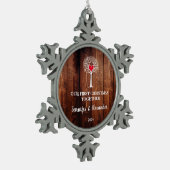 初めてのクリスマスが一緒に木の素朴な木を愛する スノーフレークピューターオーナメント (左)