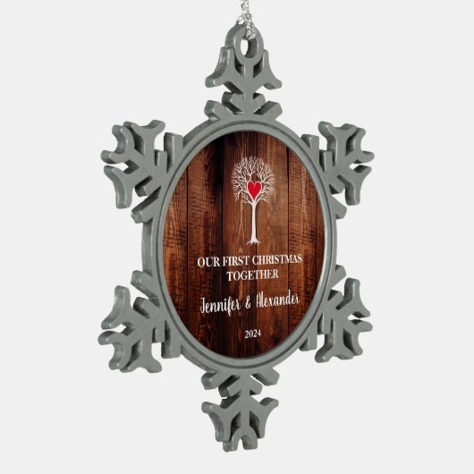 初めてのクリスマスが一緒に木の素朴な木を愛する スノーフレークピューターオーナメント (左)