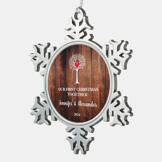 初めてのクリスマスが一緒に木の素朴な木を愛する スノーフレークピューターオーナメント (右)
