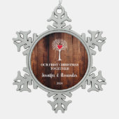 初めてのクリスマスが一緒に木の素朴な木を愛する スノーフレークピューターオーナメント (正面)