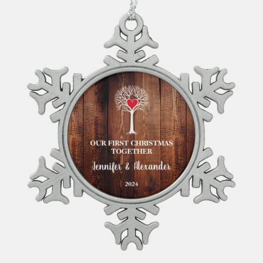 初めてのクリスマスが一緒に木の素朴な木を愛する スノーフレークピューターオーナメント (正面)