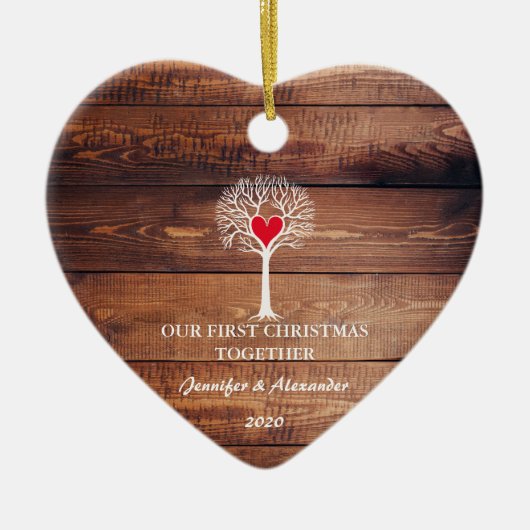 初めてのクリスマスが一緒に木の素朴な木を愛する セラミックオーナメント (正面)