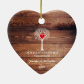 初めてのクリスマスが一緒に木の素朴な木を愛する セラミックオーナメント (裏面)