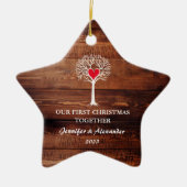 初めてのクリスマスが一緒に木の素朴な木を愛する セラミックオーナメント (正面)