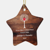 初めてのクリスマスが一緒に木の素朴な木を愛する セラミックオーナメント (左)