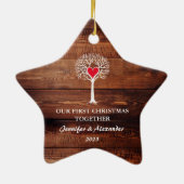 初めてのクリスマスが一緒に木の素朴な木を愛する セラミックオーナメント (裏面)