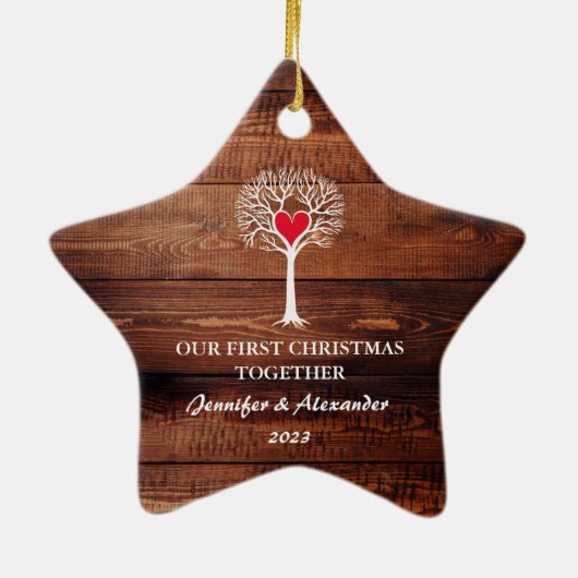初めてのクリスマスが一緒に木の素朴な木を愛する セラミックオーナメント (裏面)