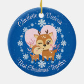 初めてのクリスマスが一緒に母の娘トナカイ セラミックオーナメント (裏面)