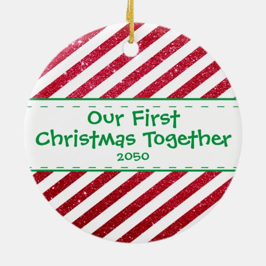 初めてのクリスマスが一緒に赤い白の写真カップル セラミックオーナメント (裏面)