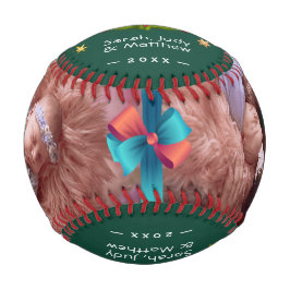 初めてのクリスマスが家族の写真を残す 野球ボール