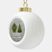 初めてのクリスマスが新しいホームウッドの鳥小屋に セラミックボールオーナメント (右)