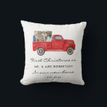 初めてのクリスマスたち赤トラック夫妻ニューホーム クッション<br><div class="desc">新婚の新しい家の記念品クリスマスオーナメントすべての新しい冒険のための準備ができてヴィンテージレッドトラックを搭載した。上の「カスタマイズパーソナライズ」ボタンを使用してクリック詳細と簡単。</div>