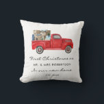 初めてのクリスマスたち赤トラック夫妻ニューホーム クッション<br><div class="desc">新婚の新しい家の記念品クリスマスオーナメントすべての新しい冒険のための準備ができてヴィンテージレッドトラックを搭載した。上の「カスタマイズパーソナライズ」ボタンを使用してクリック詳細と簡単。</div>