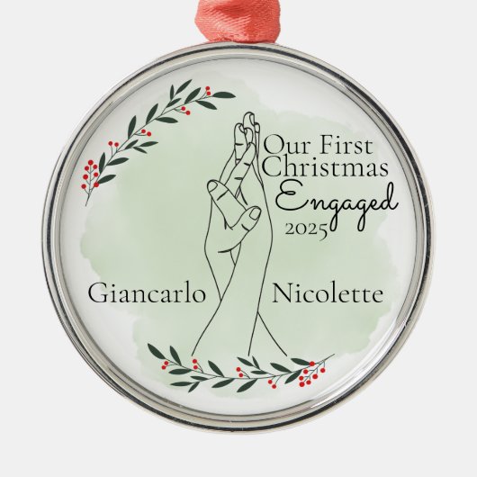 初めてのクリスマスでの婚約 指輪をはめた手を重ねて メタルオーナメント (正面)