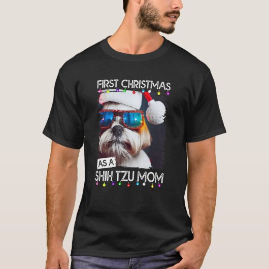 初めてのクリスマスとしてシーズー(犬)Tzuママ Tシャツ (正面)