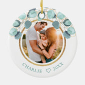 初めてのクリスマスとしてママ&パパユーカリ金ゴールド写真 セラミックオーナメント (裏面)