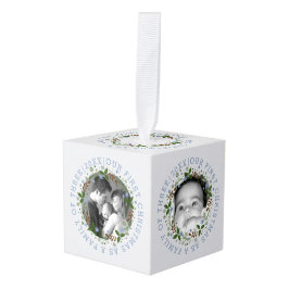 初めてのクリスマスとして家族のリースほこりっぽい青い写真 キューブオーナメント