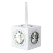 初めてのクリスマスとして家族のリースほこりっぽい青い写真 キューブオーナメント (裏面アングル)