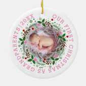 初めてのクリスマスとして祖父母のリースピンク写真 セラミックオーナメント (裏面)