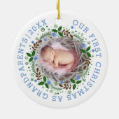初めてのクリスマスとして祖父母リース青い写真 セラミックオーナメント (裏面)