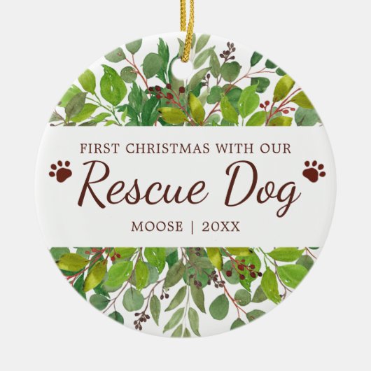 初めてのクリスマスと私たちの救助犬パーソナライズされた セラミックオーナメント (正面)