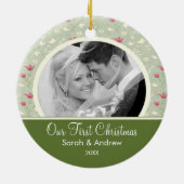 初めてのクリスマスのオーナメントの緑のピンクの花柄 セラミックオーナメント (裏面)