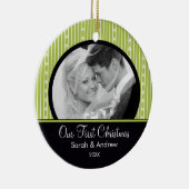 初めてのクリスマスのオーナメントの緑及び黒いストライプ セラミックオーナメント (右)