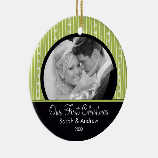初めてのクリスマスのオーナメントの緑及び黒いストライプ セラミックオーナメント (右)