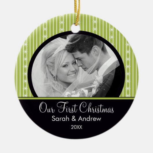 初めてのクリスマスのオーナメントの緑及び黒いストライプ セラミックオーナメント (正面)