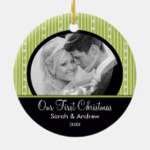 初めてのクリスマスのオーナメントの緑及び黒いストライプ セラミックオーナメント (裏面)