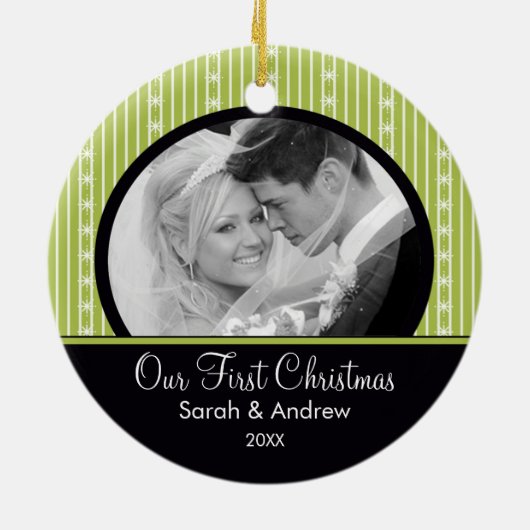 初めてのクリスマスのオーナメントの緑及び黒いストライプ セラミックオーナメント (裏面)