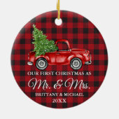 初めてのクリスマスのミスター・アンド・ミセス・トラック・レッド・プレイド セラミックオーナメント (裏面)
