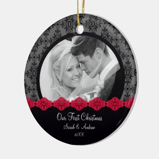 初めてのクリスマスの写真のオーナメントのカップルの黒のダマスク織 セラミックオーナメント (左)