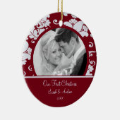 初めてのクリスマスの写真のオーナメントの赤い及び灰色のダマスク織 セラミックオーナメント (右)