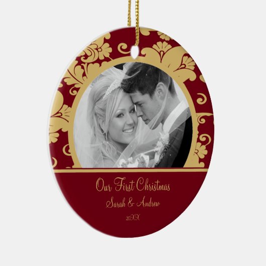 初めてのクリスマスの写真のオーナメントの赤及び金ゴールドのダマスク織 セラミックオーナメント (右)