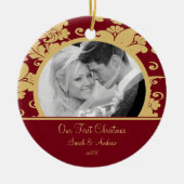 初めてのクリスマスの写真のオーナメントの赤及び金ゴールドのダマスク織 セラミックオーナメント (正面)