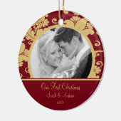 初めてのクリスマスの写真のオーナメントの赤及び金ゴールドのダマスク織 セラミックオーナメント (左)