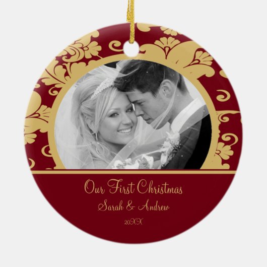 初めてのクリスマスの写真のオーナメントの赤及び金ゴールドのダマスク織 セラミックオーナメント (裏面)