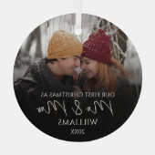 初めてのクリスマスの写真のミセスエレガントー ガラスオーナメント (裏面)