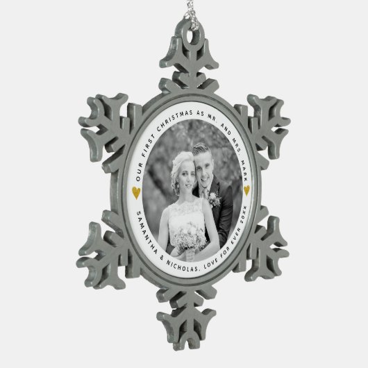 初めてのクリスマスの写真：ミスター・アンド・ミセス・金ゴールドハート スノーフレークピューターオーナメント (左)