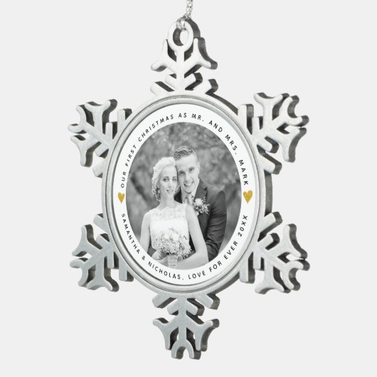 初めてのクリスマスの写真：ミスター・アンド・ミセス・金ゴールドハート スノーフレークピューターオーナメント (右)