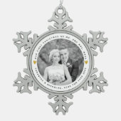 初めてのクリスマスの写真:ミスター・アンド・ミセス・金ゴールドハート スノーフレークピューターオーナメント (正面)